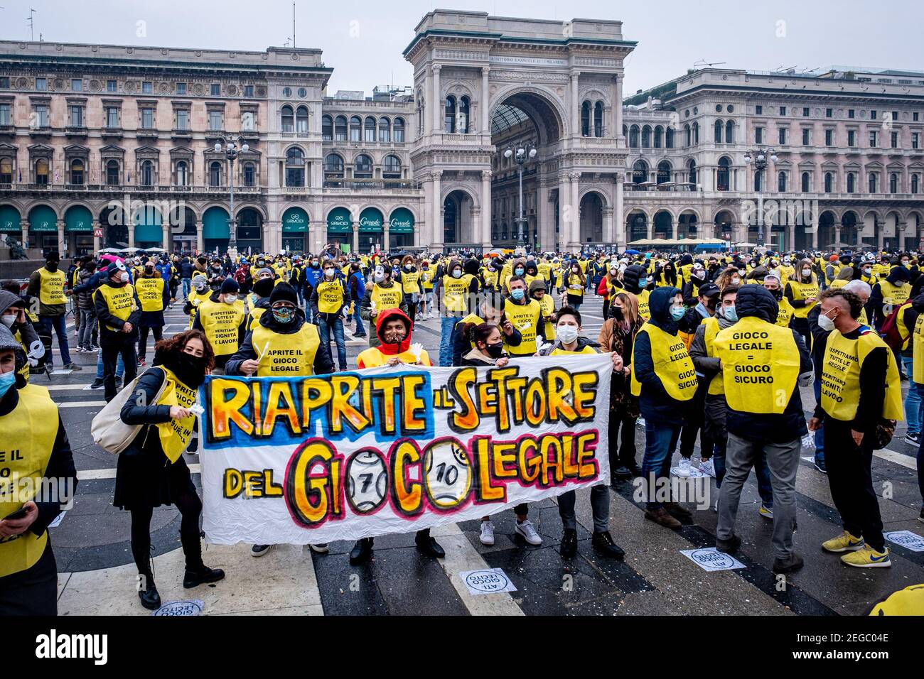 Mailand, Italien. Februar 2021, 18th. Mailand - Protest der Arbeiter der legalen Gaming-Sektor auf der Piazza Duomo gleichzeitig mit anderen Plätzen in Italien. Bingo, Spielautomaten, Spielhallen redaktionelle Verwendung nur Credit: Independent Photo Agency/Alamy Live News Stockfoto