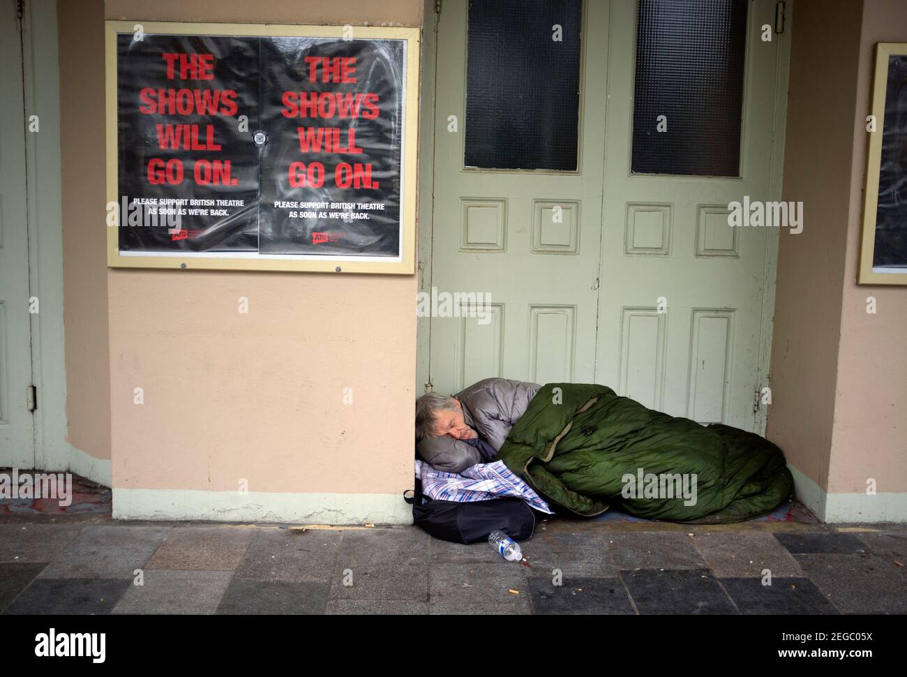Ein Obdachloser schläft in der Tür des Theatre Royal, Brighton Stockfoto