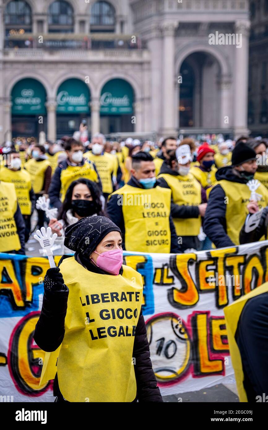 Mailand, Italien. Februar 2021, 18th. Mailand - Protest der Arbeiter der legalen Gaming-Sektor auf der Piazza Duomo gleichzeitig mit anderen Plätzen in Italien. Bingo, Spielautomaten, Spielhallen redaktionelle Verwendung nur Credit: Independent Photo Agency/Alamy Live News Stockfoto