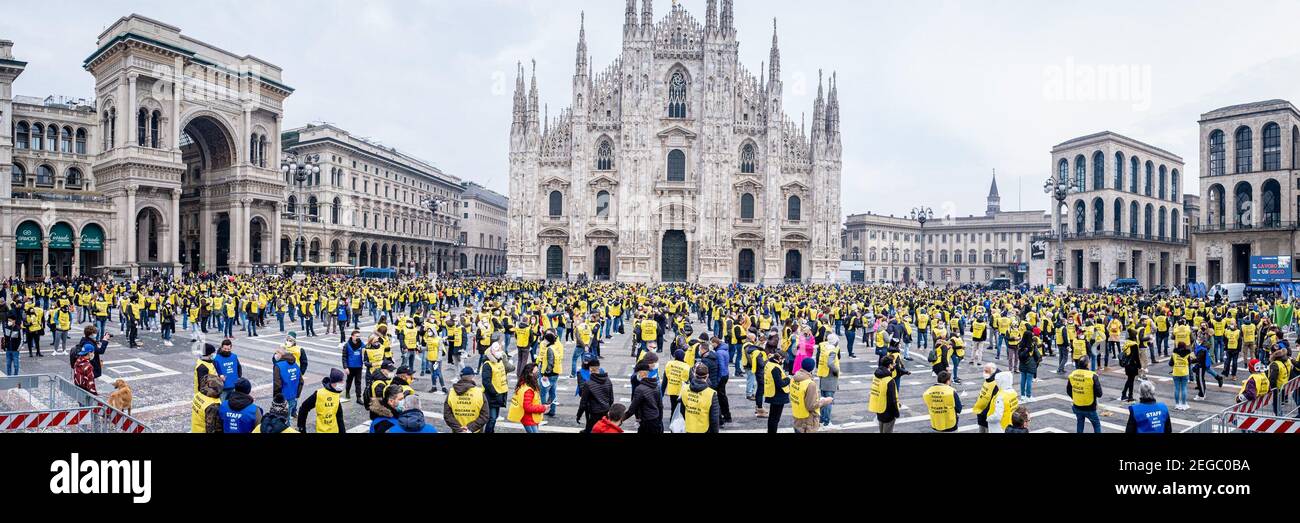 Mailand, Italien. Februar 2021, 18th. Mailand - Protest der Arbeiter der legalen Gaming-Sektor auf der Piazza Duomo gleichzeitig mit anderen Plätzen in Italien. Bingo, Spielautomaten, Spielhallen redaktionelle Verwendung nur Credit: Independent Photo Agency/Alamy Live News Stockfoto