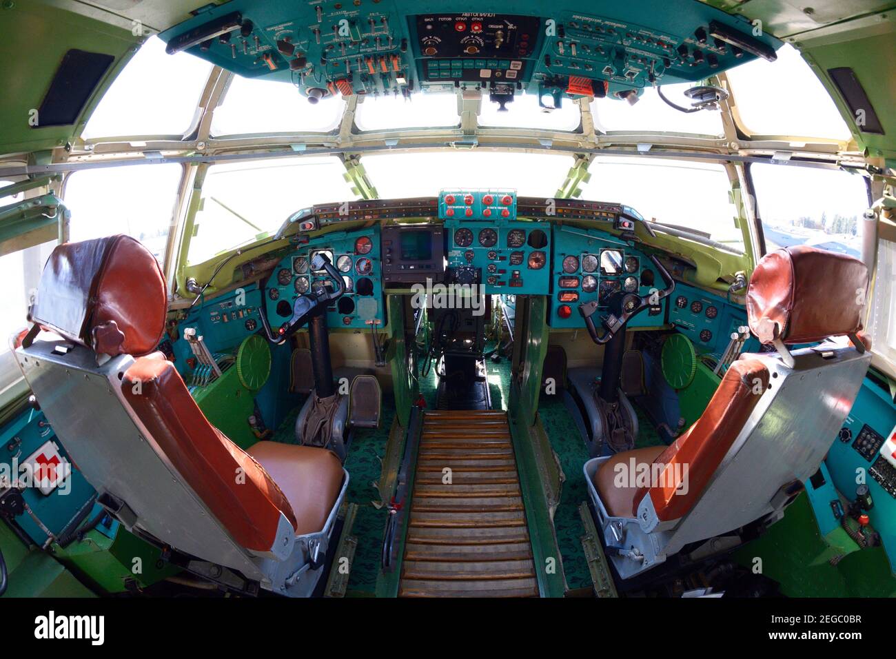 Das Cockpit von Made in Ukraine Transportflugzeug, Lenkrad, Dashboards, zwei Sitze für Piloten. September 16, 2016. Kiew, Ukraine. Stockfoto