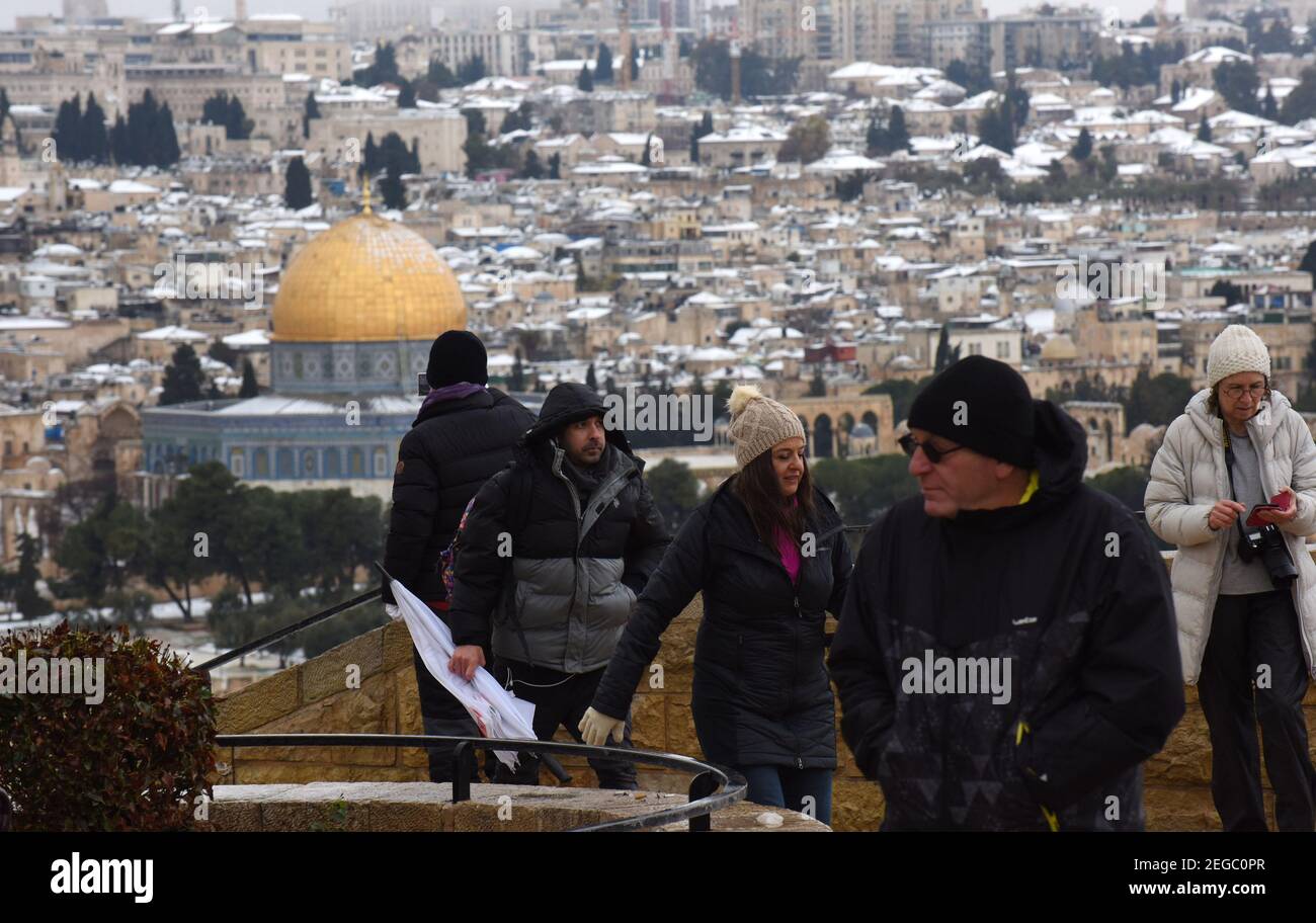 Jerusalem, Israel. Februar 2021, 18th. Am Donnerstag, den 18. Februar 2021, wandern die Menschen auf dem Ölberg mit Blick auf den Schnee auf dem Felsendom im Al Aqsa-Moschee-Gelände in der Altstadt Jerusalems. Foto von Debbie Hill/UPI Kredit: UPI/Alamy Live Nachrichten Stockfoto