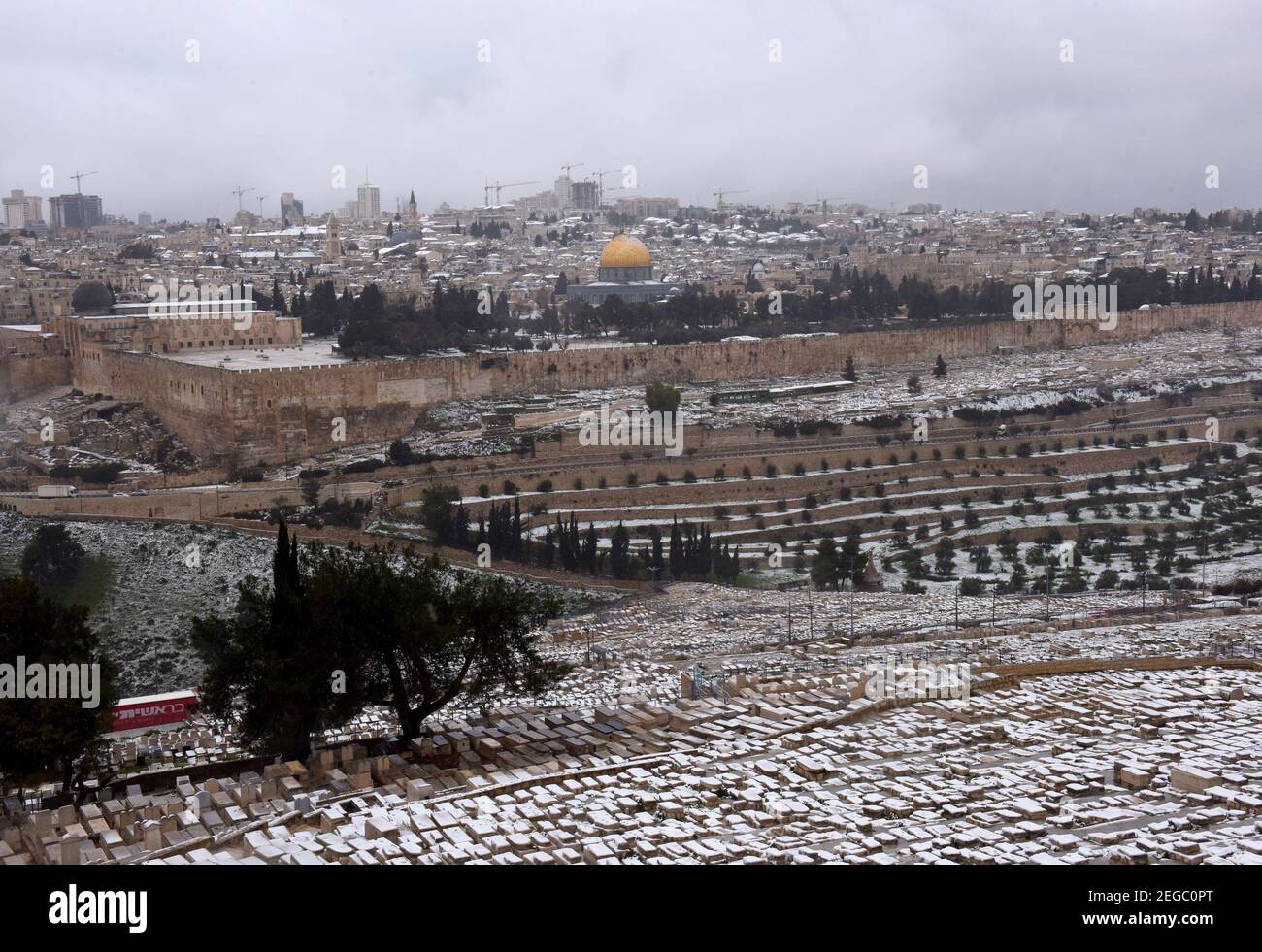 Jerusalem, Israel. Februar 2021, 18th. Schnee bedeckt den jüdischen Friedhof auf dem Ölberg mit Blick auf den Felsendom auf dem Al Aqsa-Moschee-Gelände in der Altstadt von Jerusalem, am Donnerstag, den 18. Februar 2021. Foto von Debbie Hill/UPI Kredit: UPI/Alamy Live Nachrichten Stockfoto