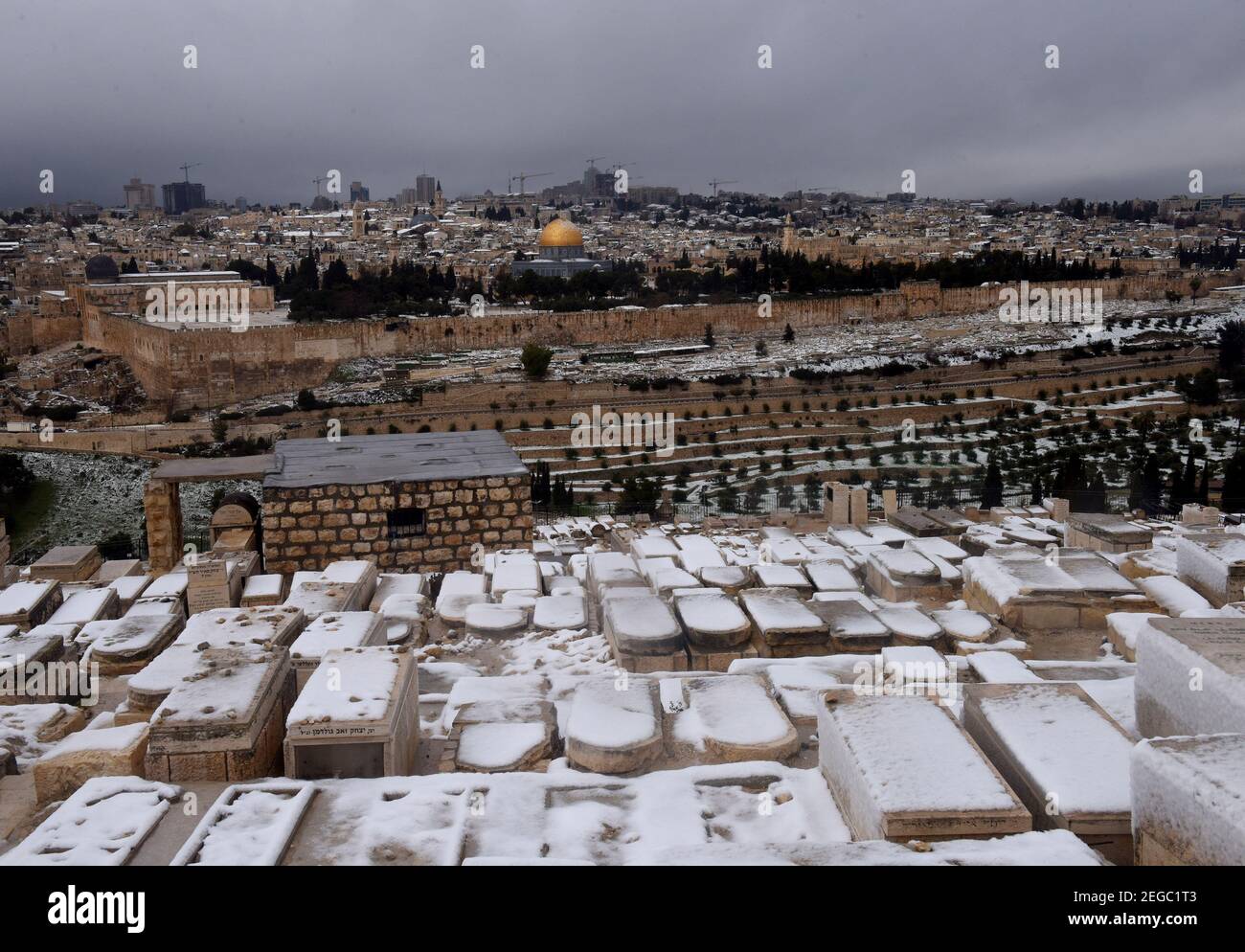 Jerusalem, Israel. Februar 2021, 18th. Schnee bedeckt den jüdischen Friedhof auf dem Ölberg mit Blick auf den Felsendom auf dem Al Aqsa-Moschee-Gelände in der Altstadt von Jerusalem, am Donnerstag, den 18. Februar 2021. Foto von Debbie Hill/UPI Kredit: UPI/Alamy Live Nachrichten Stockfoto