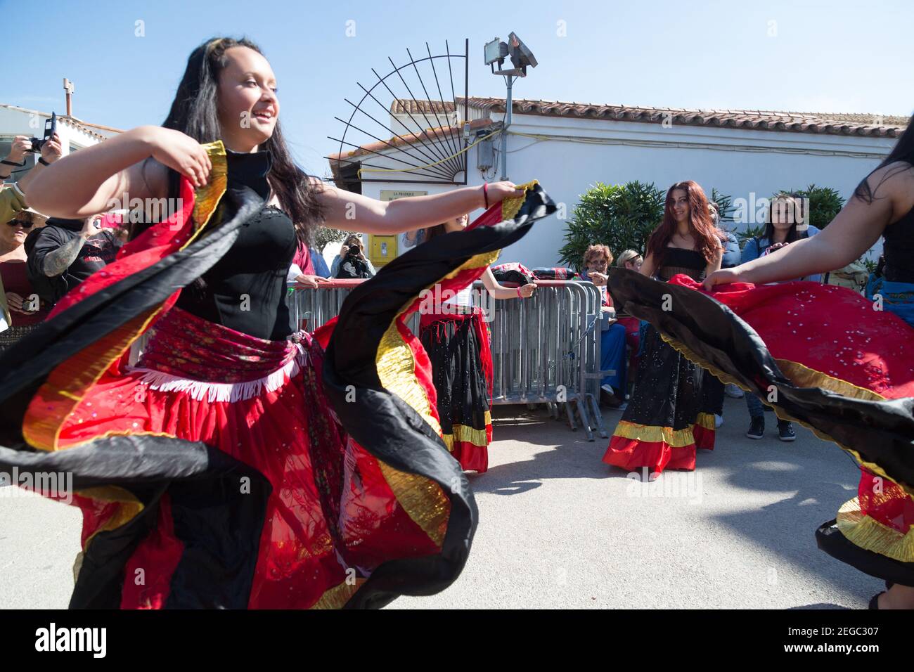 Frankreich Sainte Maries De La Mer Romani Jugendliche spielen traational Musik und Tanz in den Straßen von Sainte Maries De La Mer Stockfoto