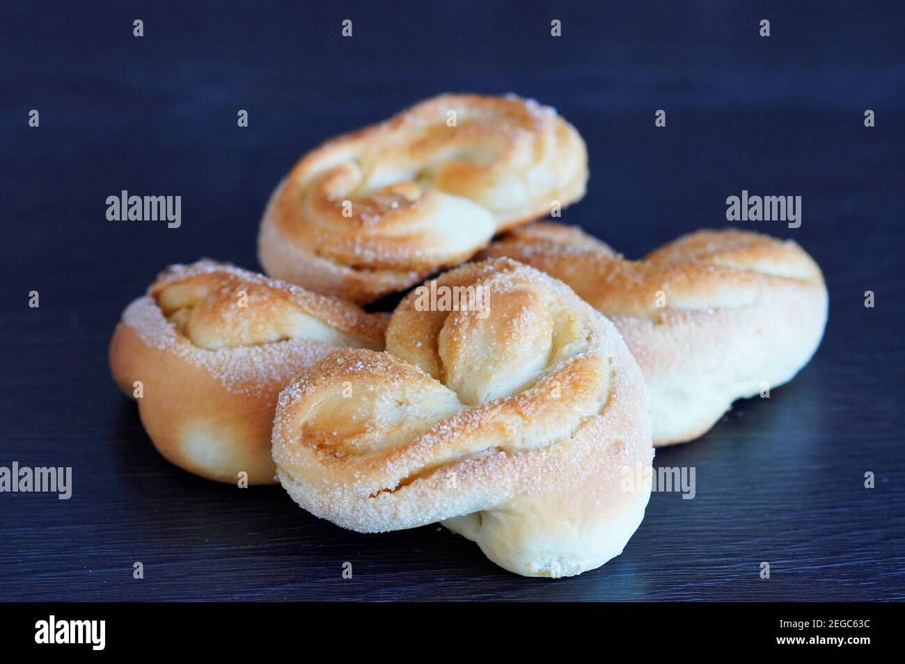 Gebäck aus Hefeteig mit Zuckerstreuseln. Süße Brötchen. Stockfoto