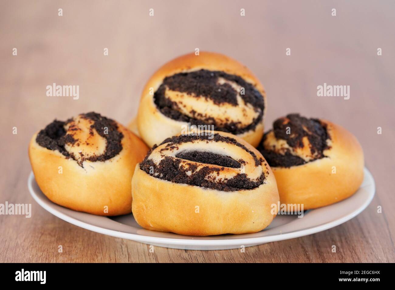 Köstliche Mohngebäck aus Hefeteig. Süße Brötchen mit Mohnsamen. Stockfoto