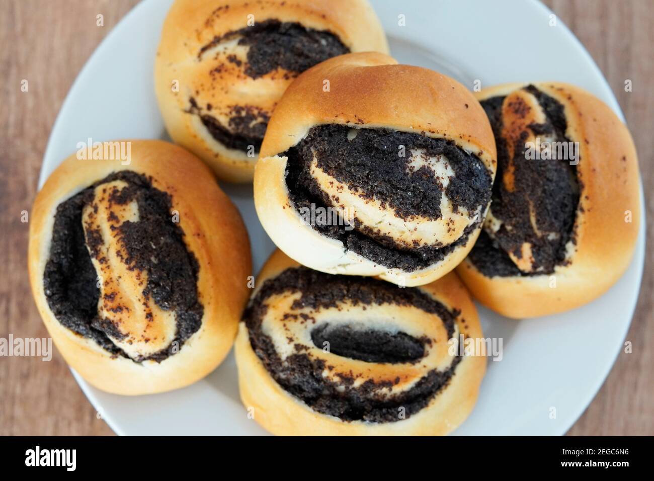 Köstliche Mohngebäck aus Hefeteig. Süße Brötchen mit Mohnsamen. Stockfoto