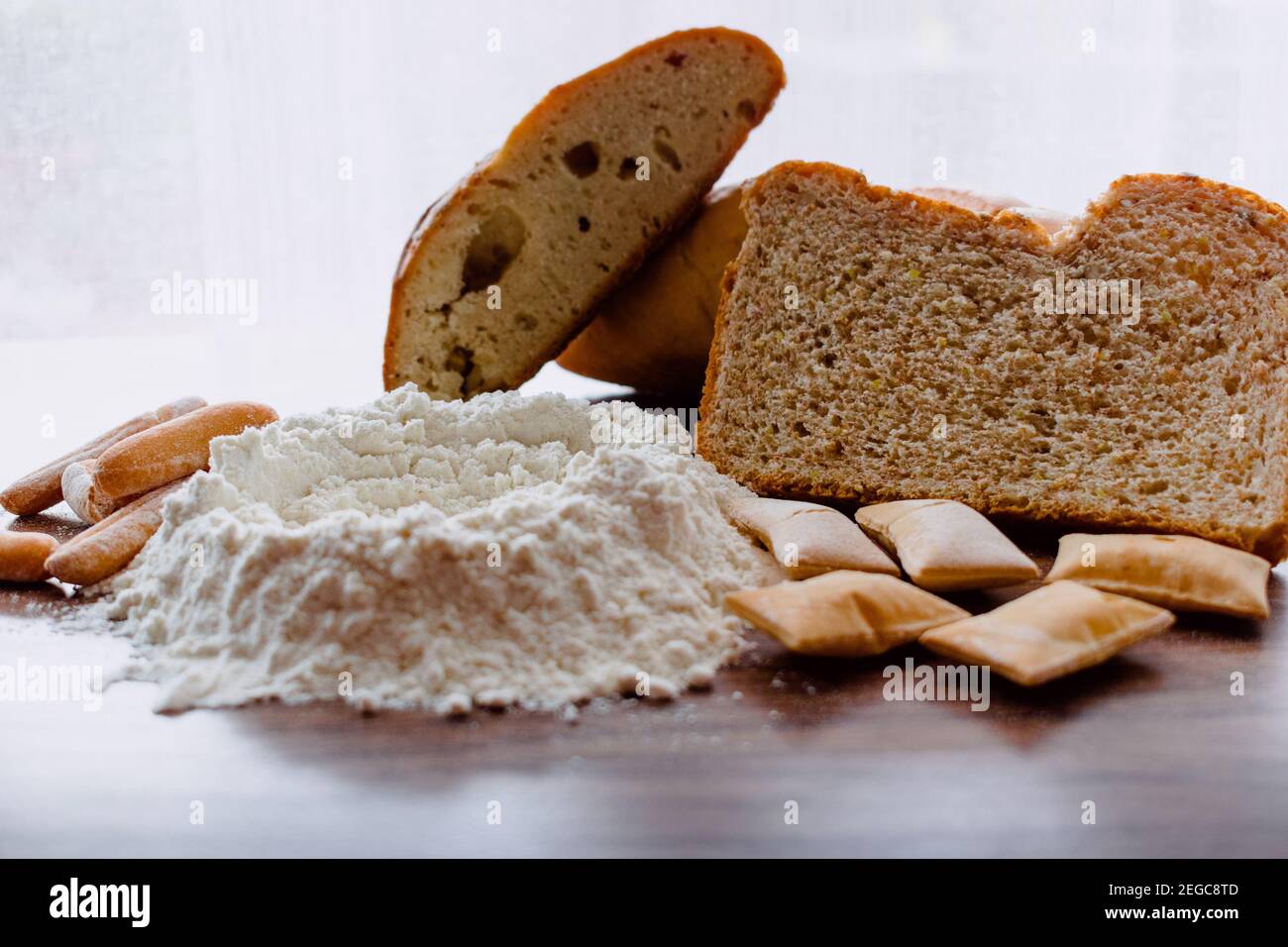 Verschiedene Brotsorten mit Mehl Stockfoto