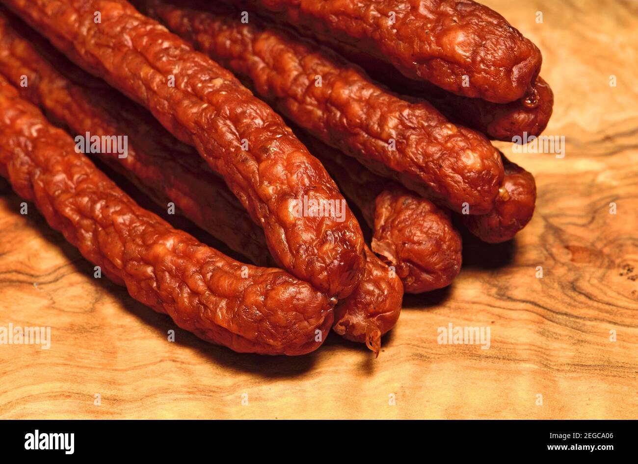 Kabanossi (Cabanossi / Kabana) Polnische trockene, rauchige Schweinewurst Stockfoto