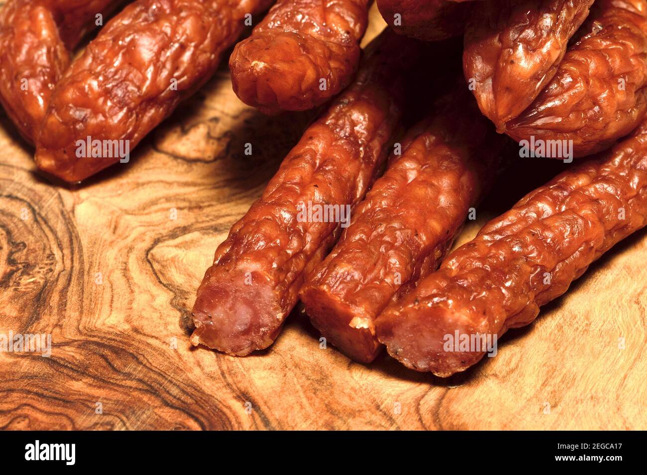 Kabanossi (Cabanossi / Kabana) Polnische trockene, rauchige Schweinewurst Stockfoto