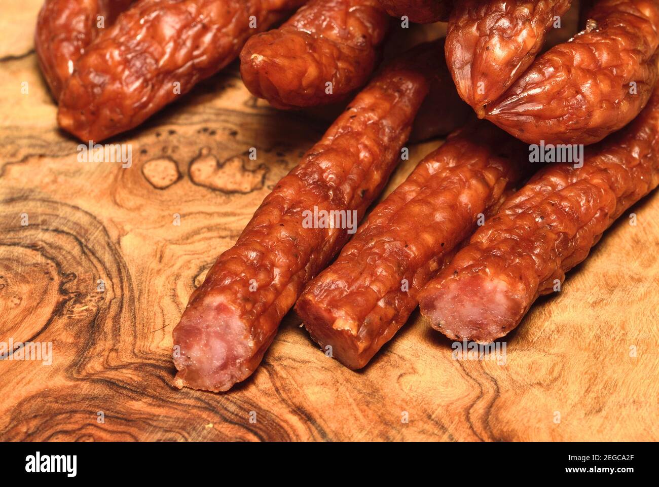 Kabanossi (Cabanossi / Kabana) Polnische trockene, rauchige Schweinewurst Stockfoto