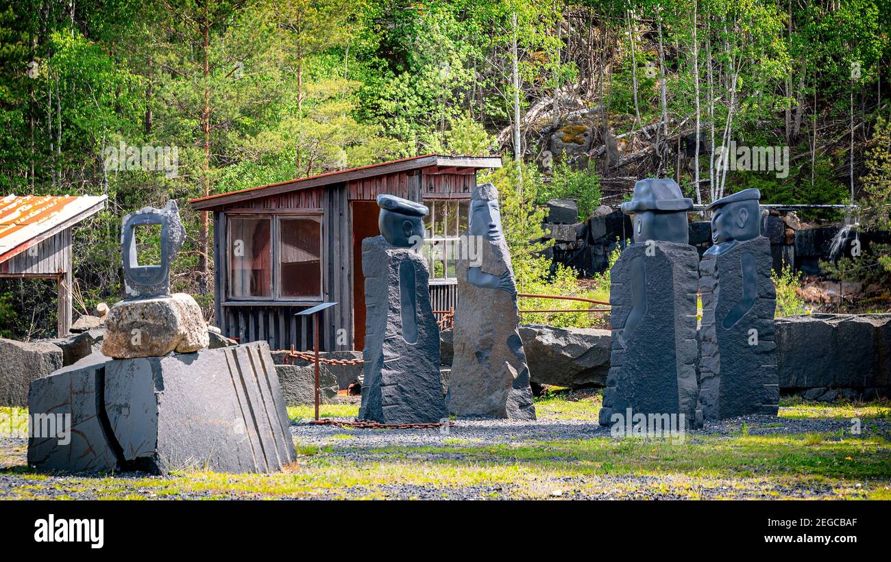 HAGGHULT, SCHWEDEN - 30. MAI 2020: Die schwarzen Berge sind ein Freilichtmuseum, wo Sie das Gefühl der Steinbrüche erleben und einige schöne Kunst ma bewundern können Stockfoto