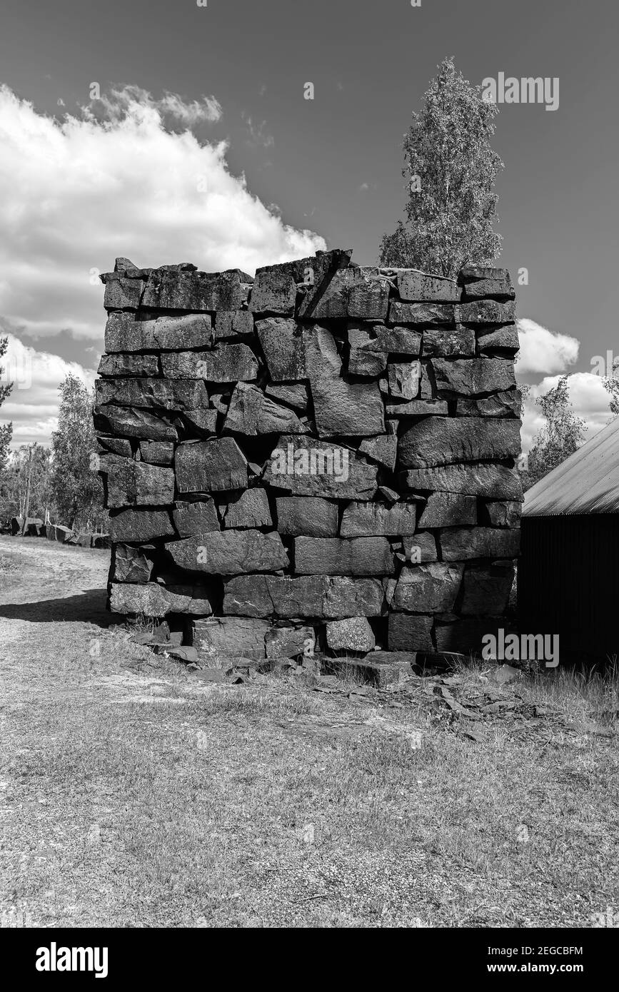 HAGGHULT, SCHWEDEN - 30. MAI 2020: Die schwarzen Berge sind ein Freilichtmuseum, wo Sie das Gefühl der Steinbrüche erleben und einige schöne Kunst ma bewundern können Stockfoto