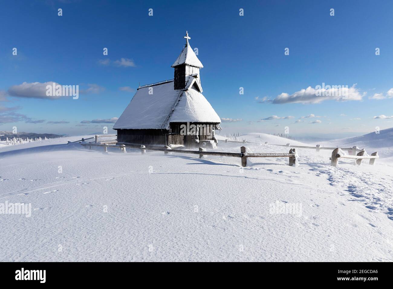 Kapelle der Schneemarie bei windigen Bedingungen auf der Velika planina Wiese, Slowenien Stockfoto