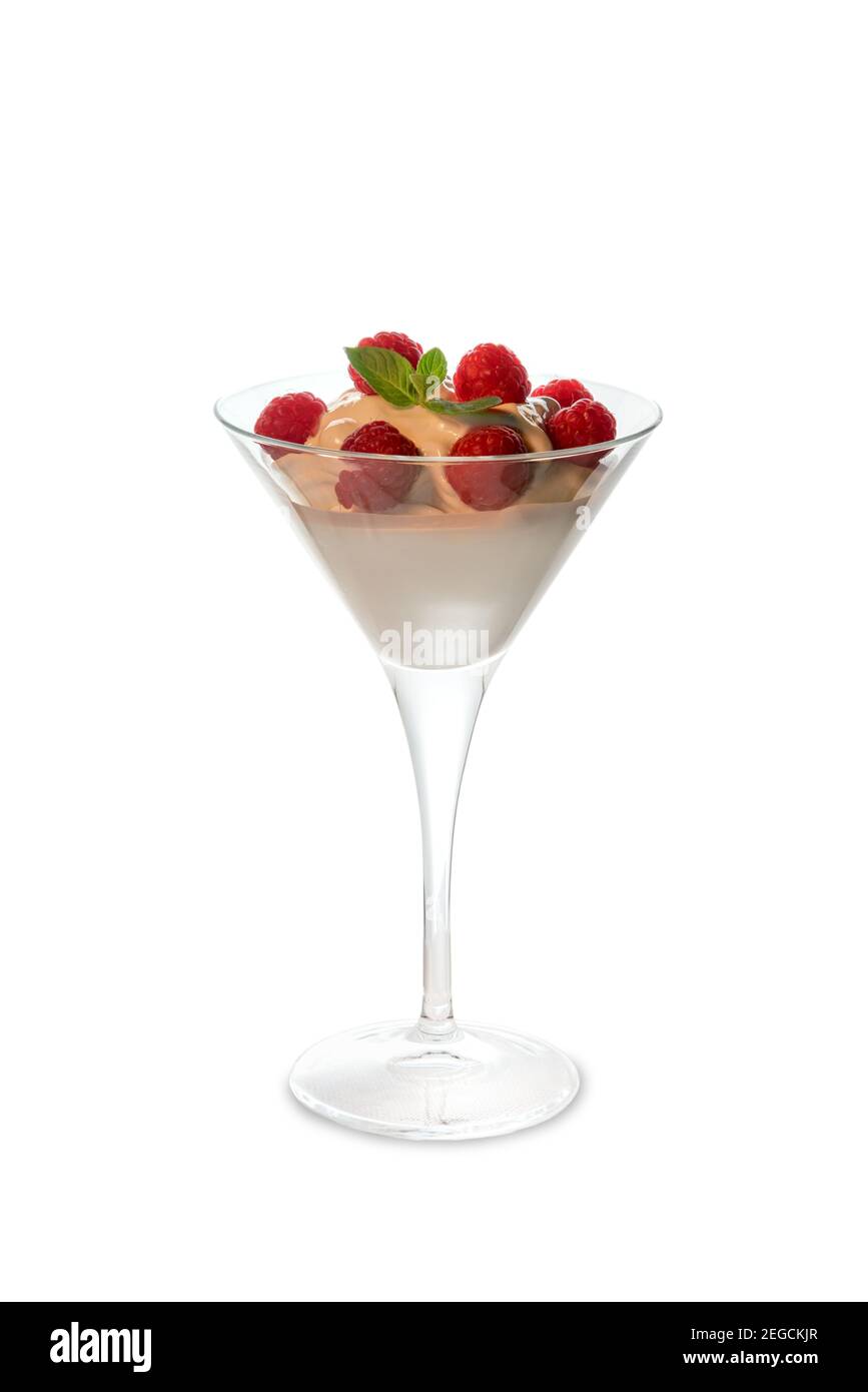 Eis in martiniglas mit Himbeerfrüchten und Minzblättern auf der Oberseite. Isoliert auf Weiß Stockfoto
