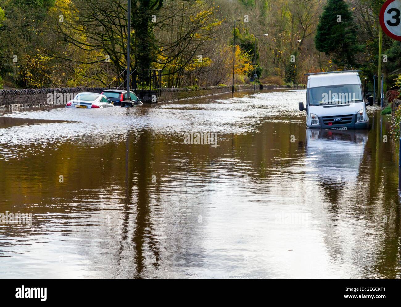 Schwere Überschwemmungen auf der Straße A6, die durch den Fluss verursacht wurden Derwent platzt seine Banken in Matlock Bath Derbyshire Peak District England im November 2019 Stockfoto