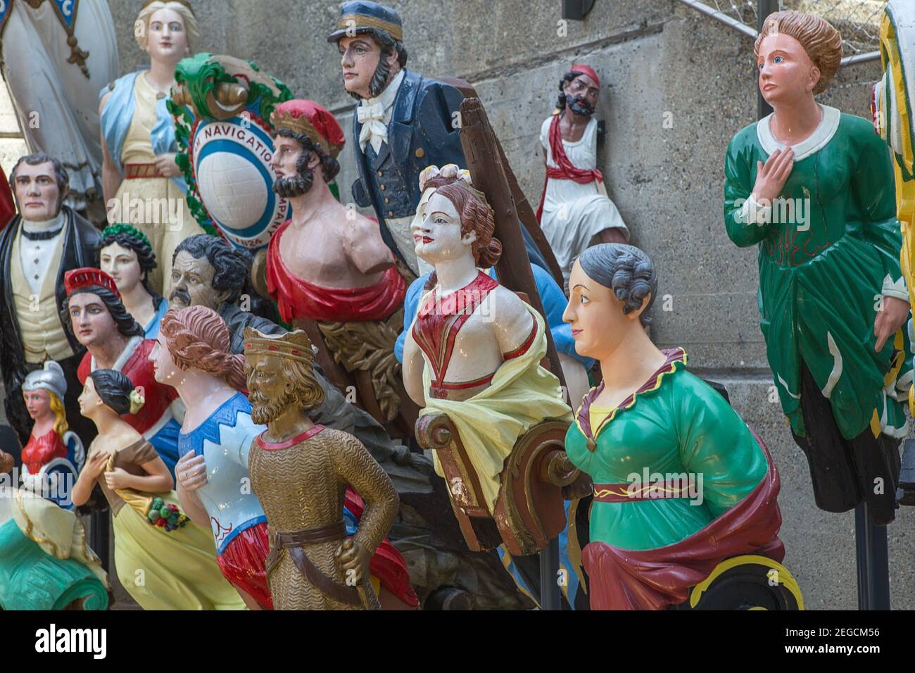 LONDON, Großbritannien - 29. JUNI 2019 EINE wunderschöne Sammlung von bunten Schiffsfigürchen auf dem Schiff Cutty Sark in der Gegend von London Greenwich. Der lange John Silver colle Stockfoto