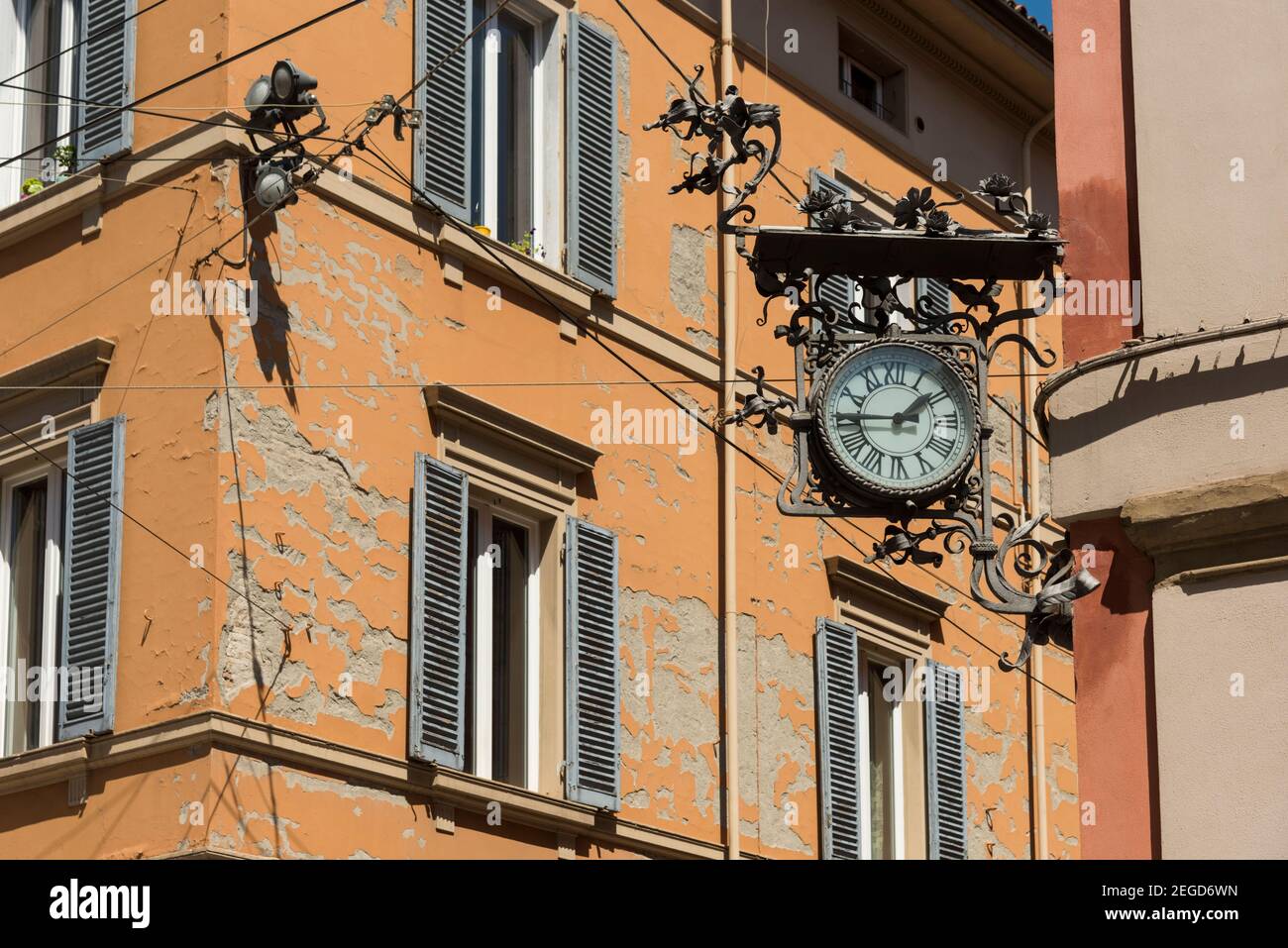 Eine alte Uhr an einer Wand in Piazza Luigi Galvani oder Luigi Galvani Platz, in Bologna Italien montiert Stockfoto