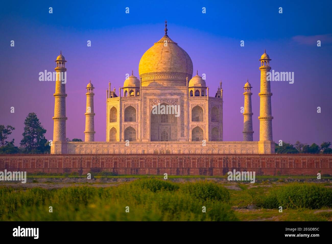 Das Taj Mahal ist ein Elfenbein - weißer Marmor mausoleum am südlichen Ufer des Yamuna Flusses in der indischen Stadt Agra. Stockfoto