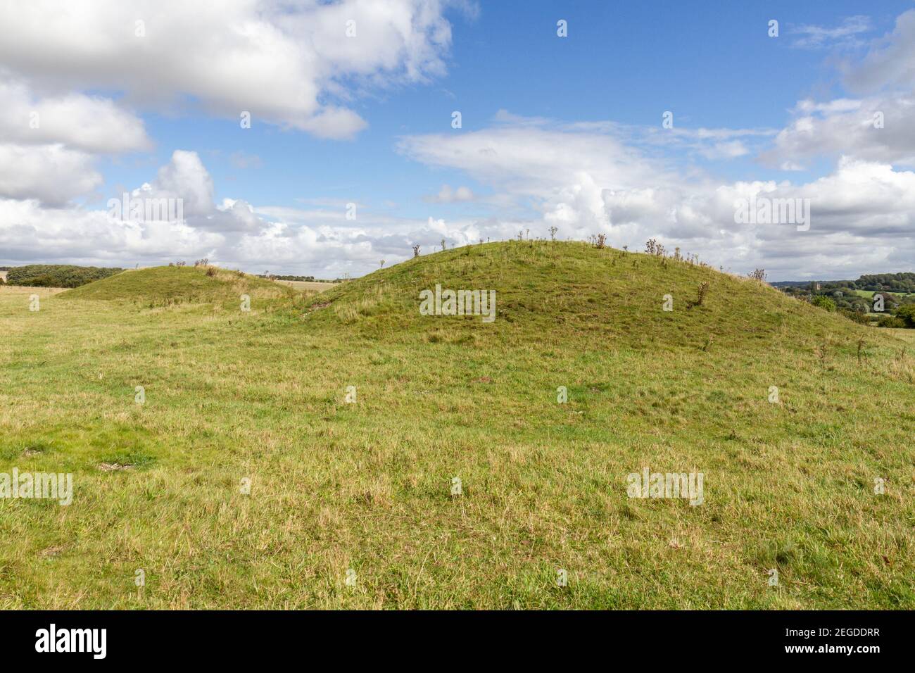 Frühe Bronzezeit runde Schubkarren (Hügel) in der Nähe des Sanctuary, ein zeremonielles Denkmal, Wiltshire, England. Stockfoto