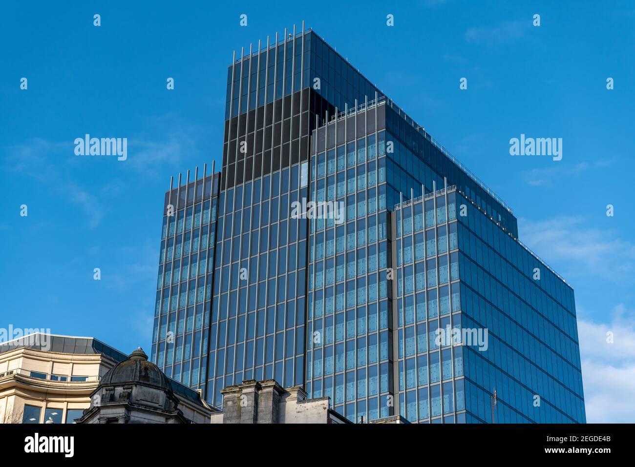 Modernes, neues, blaues Bürogebäude in vier Teilen, hinter einem frischen blauen Himmel. Himmelblaues Gebäude, Birmingham, West Midlands, Großbritannien. Stockfoto