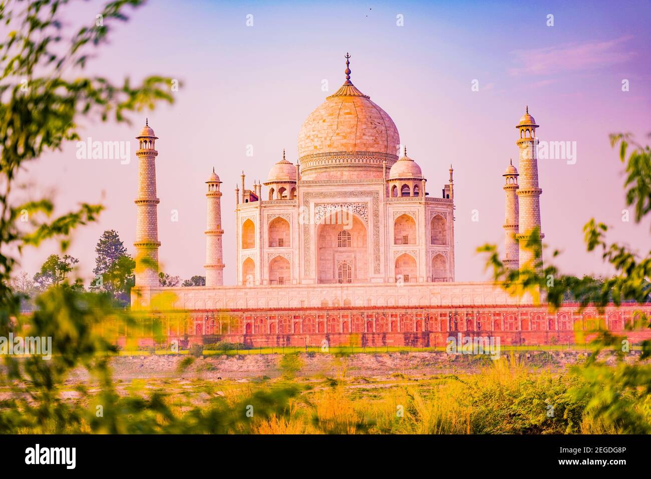 Das Taj Mahal ist ein Elfenbein - weißer Marmor mausoleum am südlichen Ufer des Yamuna Flusses in der indischen Stadt Agra. Stockfoto