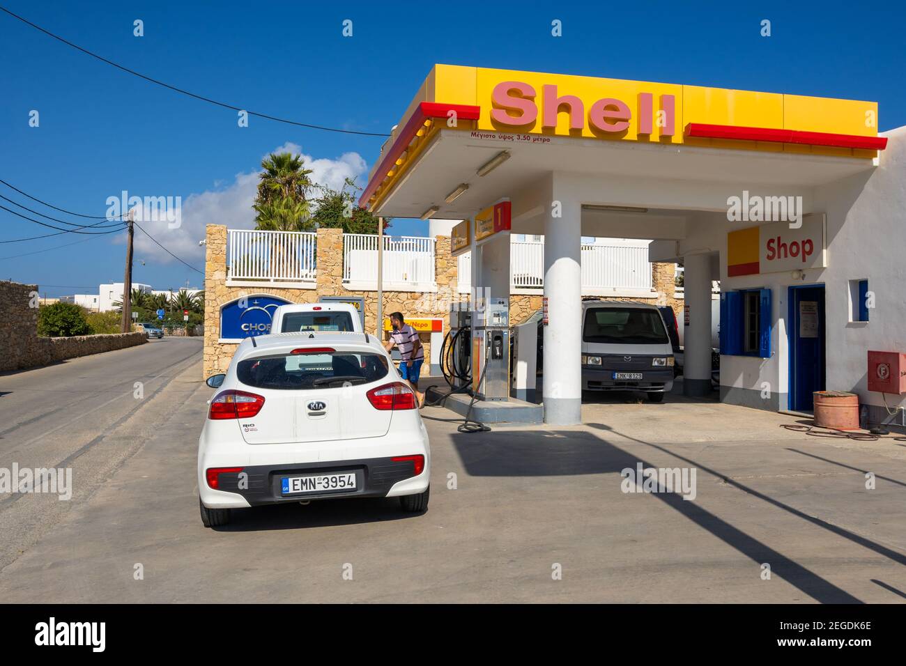 Folegandros, Griechenland - 25. September 2020: Shell-Tankstelle, multinationales Öl- und Gasunternehmen in Chora Stadt auf Folegandros Insel. Stockfoto