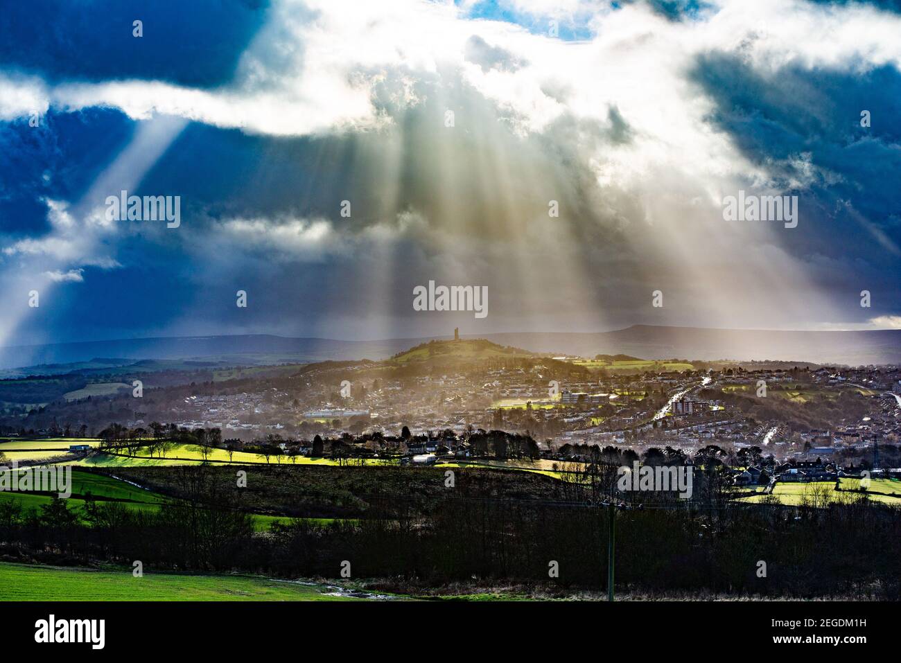 Huddersfield, West Yorkshire, Großbritannien. Februar 2021, 18th. Duschen Sie Wolken und Sonnenstrahlen in Castle Hill, Almondbury, mit Blick auf Huddersfield, West Yorkshire. Kredit: John Eveson/Alamy Live Nachrichten Stockfoto