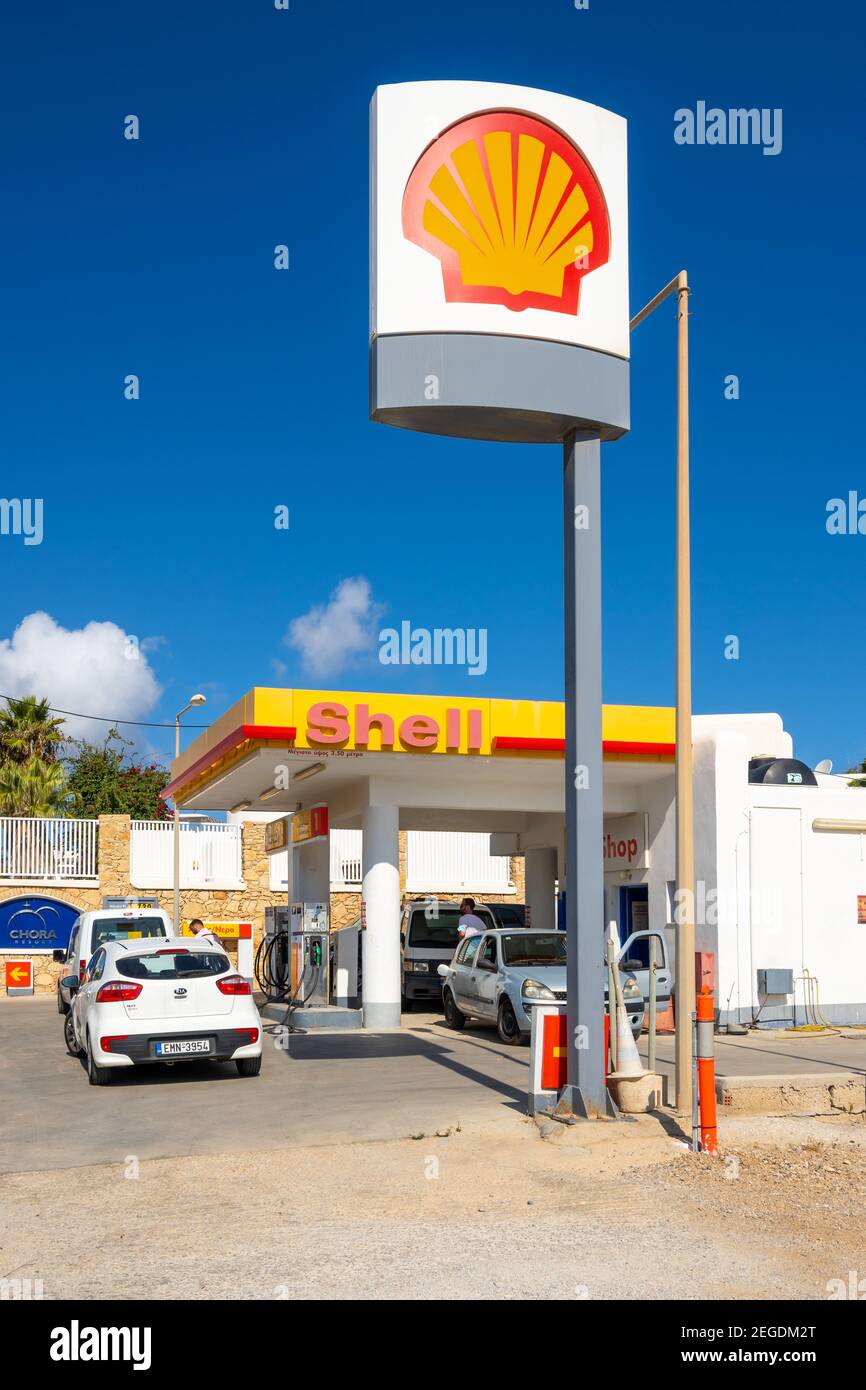 Folegandros, Griechenland - 25. September 2020: Shell-Tankstelle, multinationales Öl- und Gasunternehmen in Chora Stadt auf Folegandros Insel Stockfoto