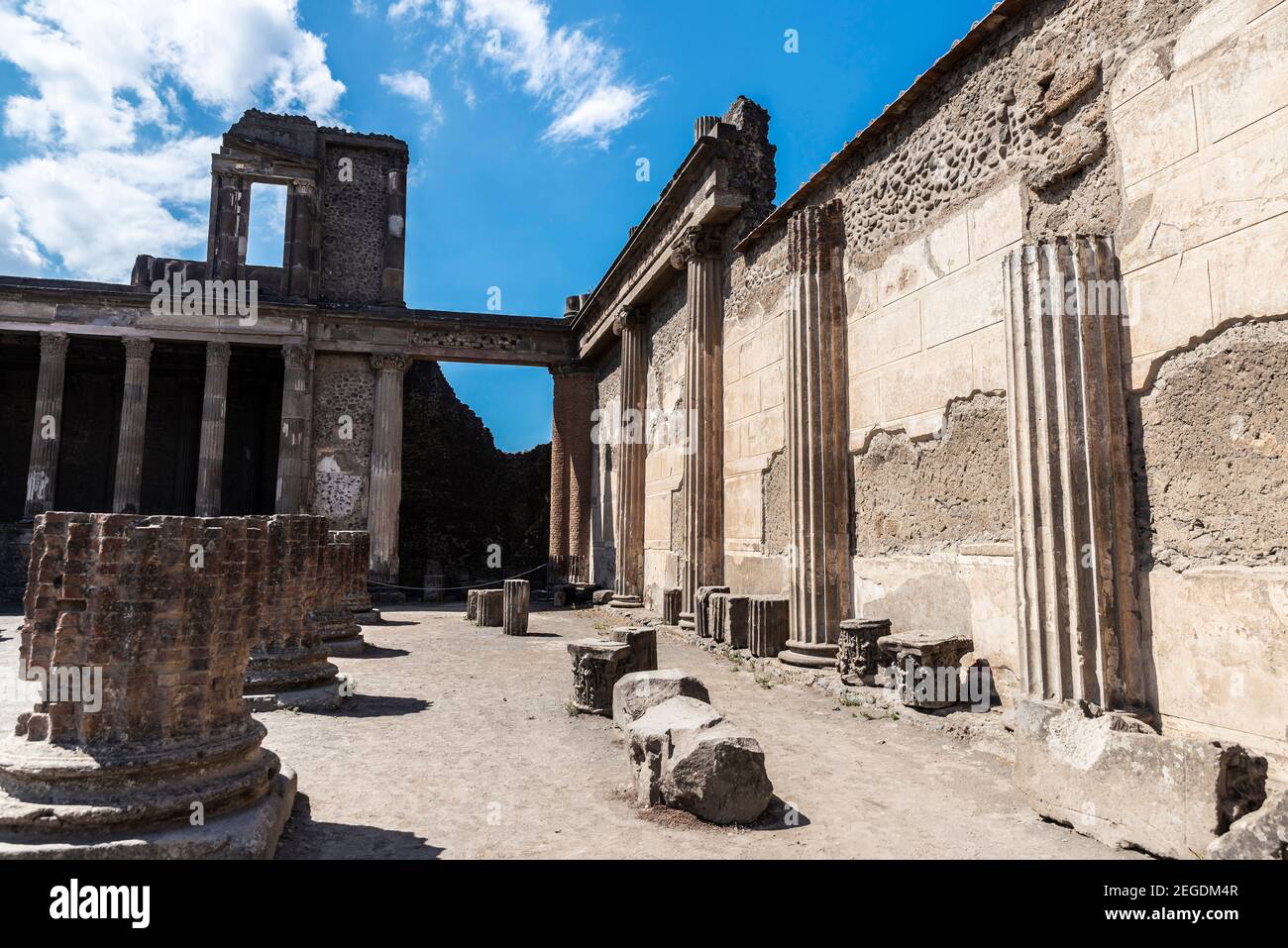 Blick auf die Basilika in den römischen Ruinen der antiken archäologischen Stätte Pompeji in Kampanien, Italien Stockfoto