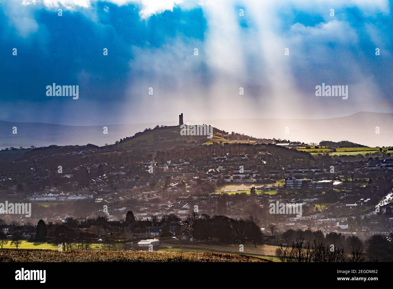 Huddersfield, West Yorkshire, Großbritannien. Februar 2021, 18th. Duschen Sie Wolken und Sonnenstrahlen in Castle Hill, Almondbury, mit Blick auf Huddersfield, West Yorkshire. Kredit: John Eveson/Alamy Live Nachrichten Stockfoto