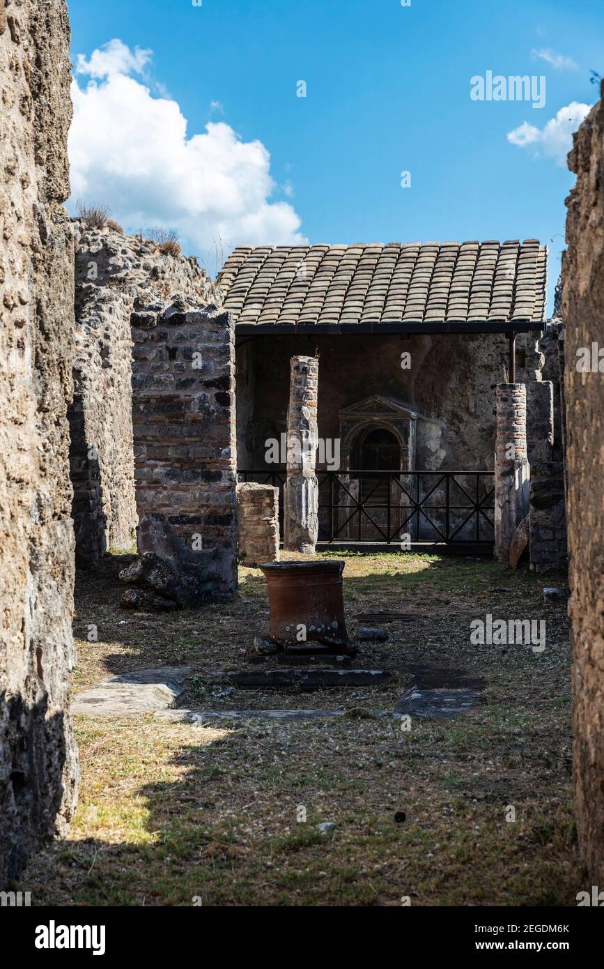 Altes Haus in den römischen Ruinen der antiken archäologischen Stätte von Pompeji in Kampanien, Italien Stockfoto