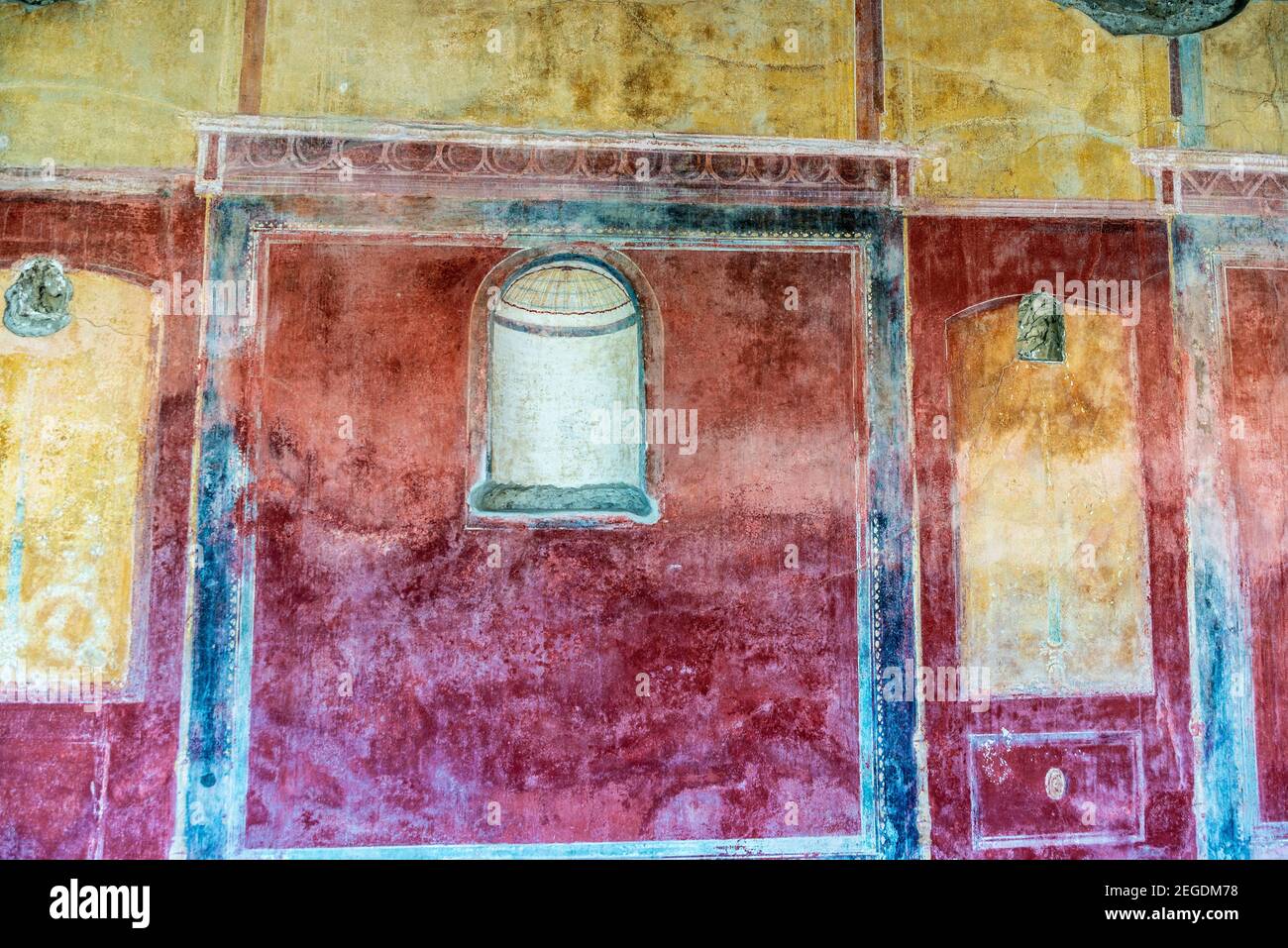 Altar in einem Haus in den Ruinen der antiken archäologischen Stätte von Pompeji, Italien Stockfoto