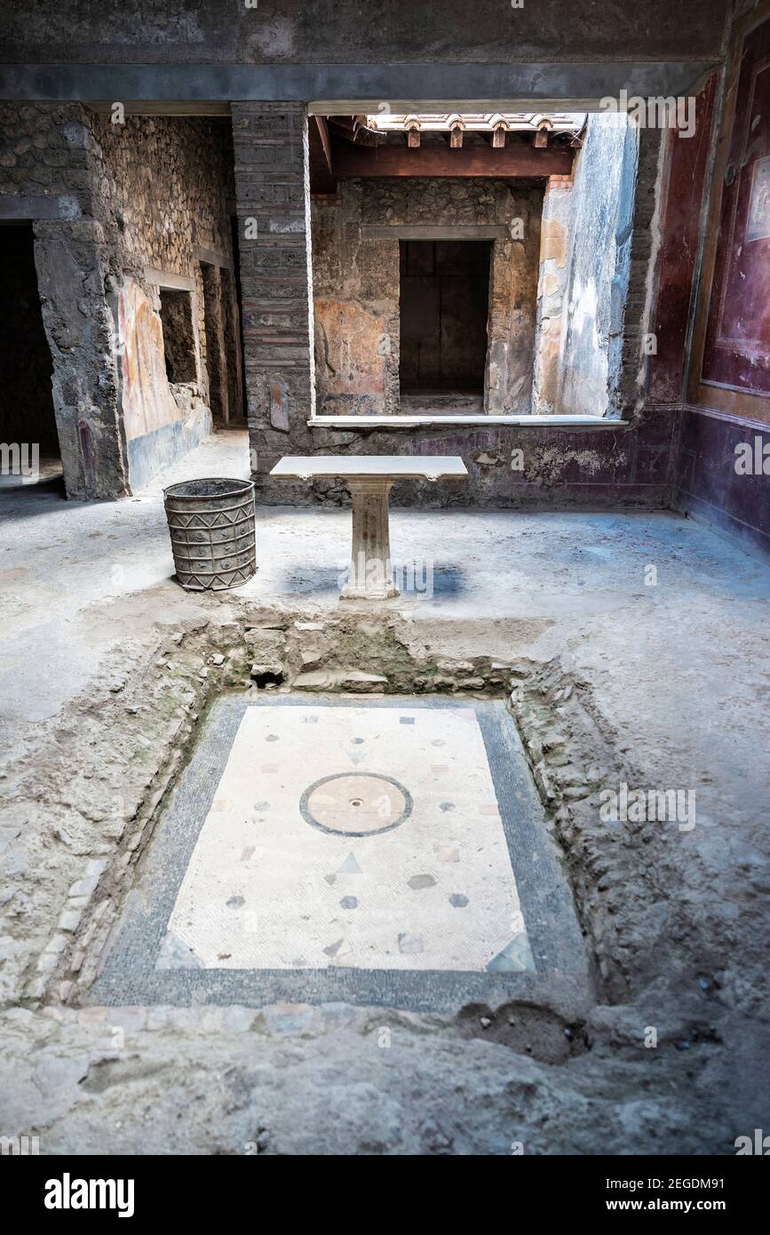 Das Innere eines Hauses in den römischen Ruinen der antiken archäologischen Stätte von Pompeji in Kampanien, Italien Stockfoto