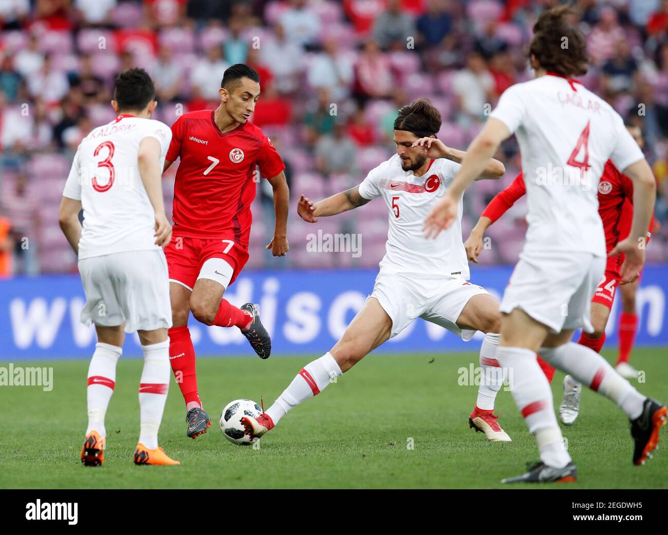 Fußball - International freundlich - Tunesien vs. Türkei - Stade Geneve,  Genf, Schweiz - 1. Juni 2018 der tunesische Saif-Eddine El Khaoui im  Einsatz mit dem türkischen Okay Yokuslu REUTERS/Denis Balibouse  Stockfotografie - Alamy