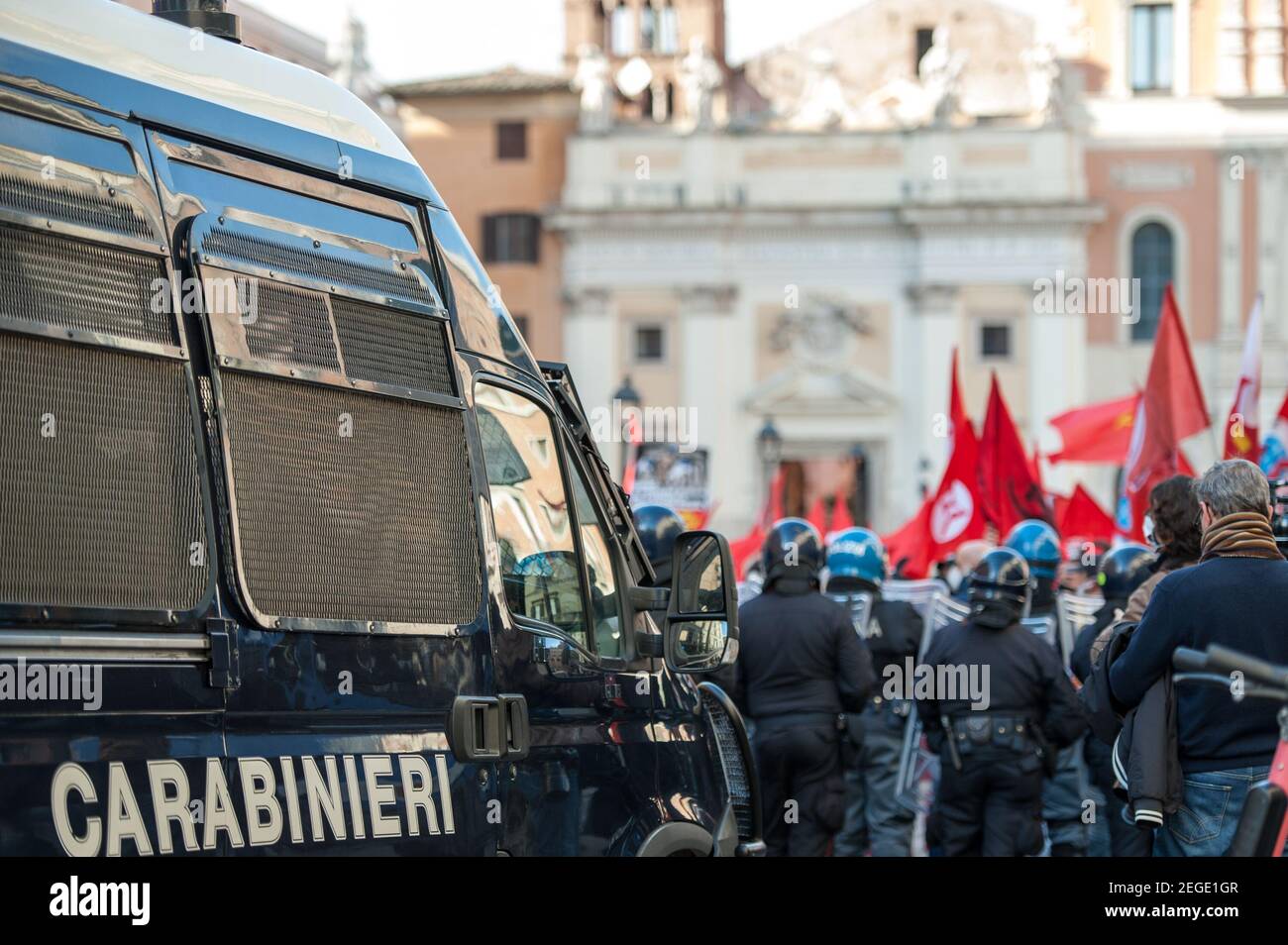 Rom, Italien. Februar 2021, 18th. Rom 18. Februar; Protest in Rom gegen die Regierung Draghi: Piazza San Silvestro voller Demonstranten, die Polizei wacht über die Gegend Kredit: Unabhängige Fotoagentur/Alamy Live News Stockfoto