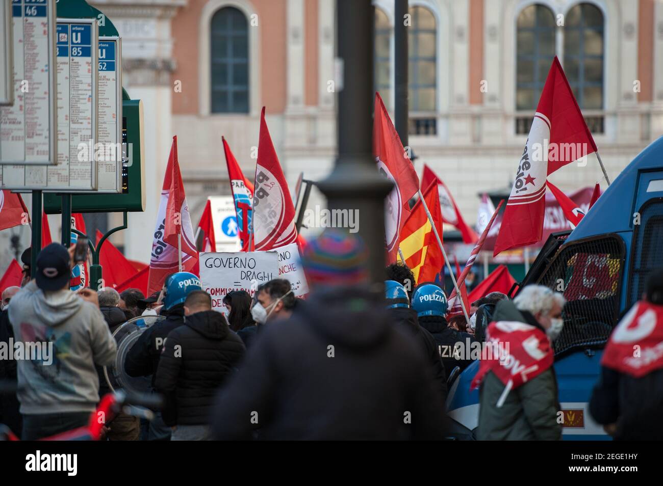 Rom, Italien. Februar 2021, 18th. Rom 18. Februar; Protest in Rom gegen die Regierung Draghi: Piazza San Silvestro voller Demonstranten, die Polizei wacht über die Gegend Kredit: Unabhängige Fotoagentur/Alamy Live News Stockfoto
