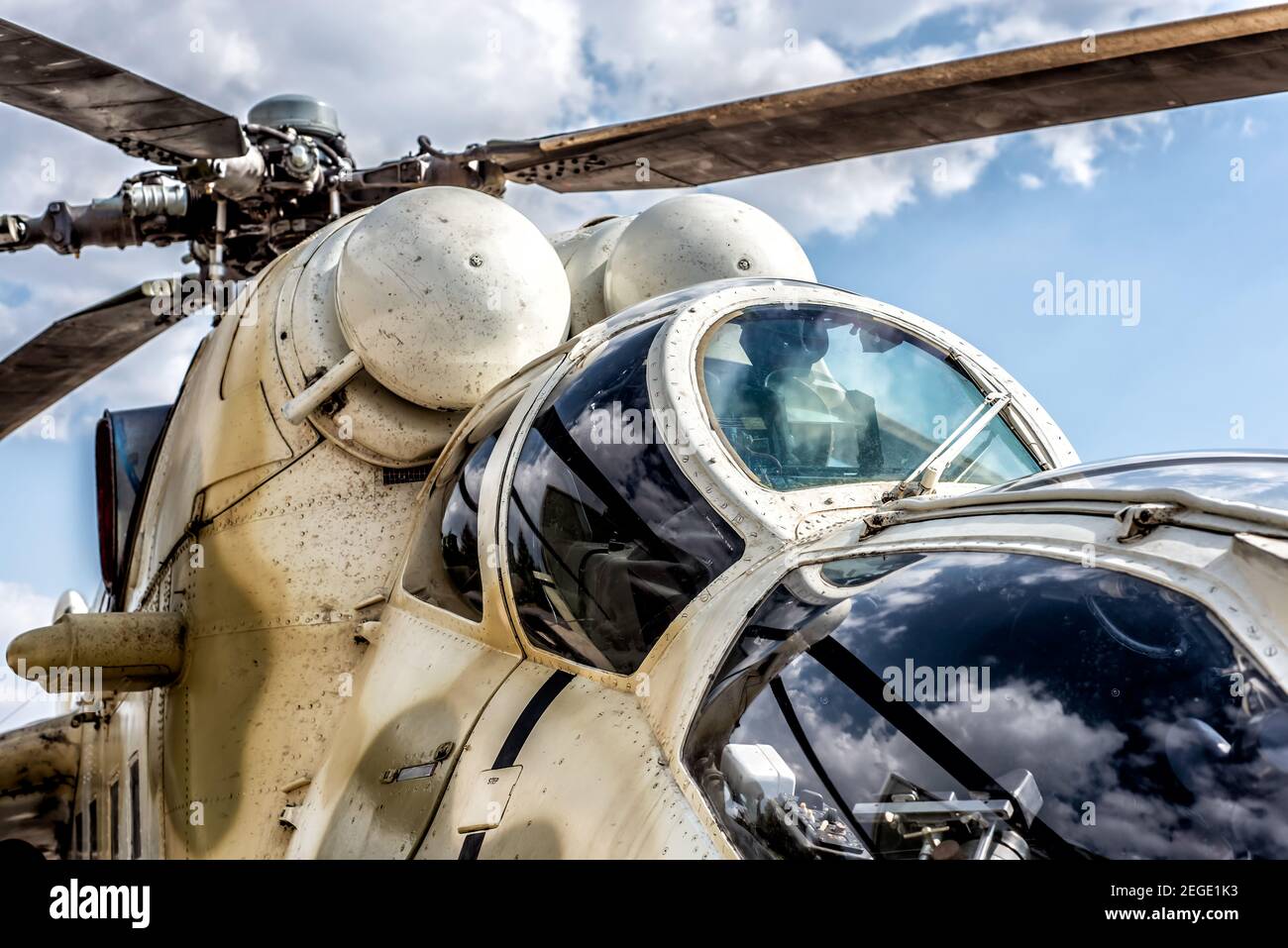 Detail der MILITÄRISCHEN Hubschrauberkabine MI-35 Stockfoto