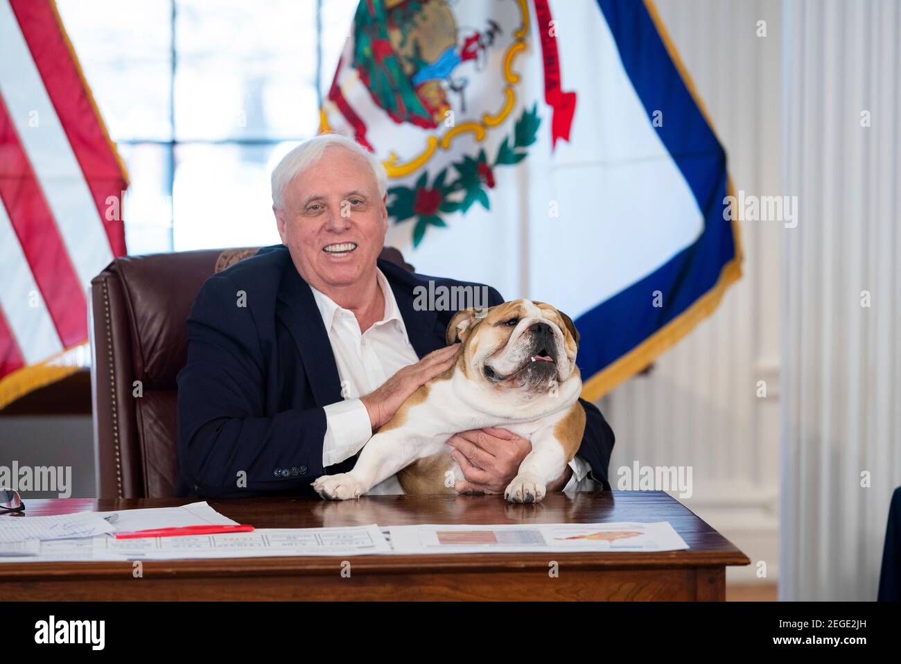 West Virginia Gouverneur Jim Justice hält seine englische Bulldogge, Baby Dog, während einer COVID-19 Briefing im Governors Mansion 5. Februar 2021 in Charleston, West Virginia. Stockfoto