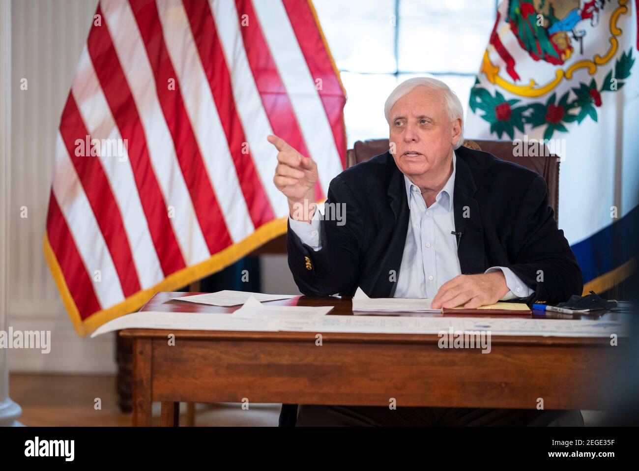 Jim Justice, Gouverneur von West Virginia, hält während eines COVID-19-Briefings im Governors Mansion am 17. Februar 2021 in Charleston, West Virginia, eine Rede. Stockfoto