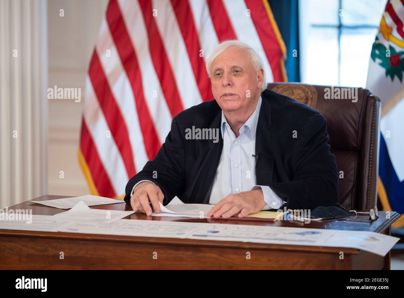 Jim Justice, Gouverneur von West Virginia, hält während eines COVID-19-Briefings im Governors Mansion am 17. Februar 2021 in Charleston, West Virginia, eine Rede. Stockfoto