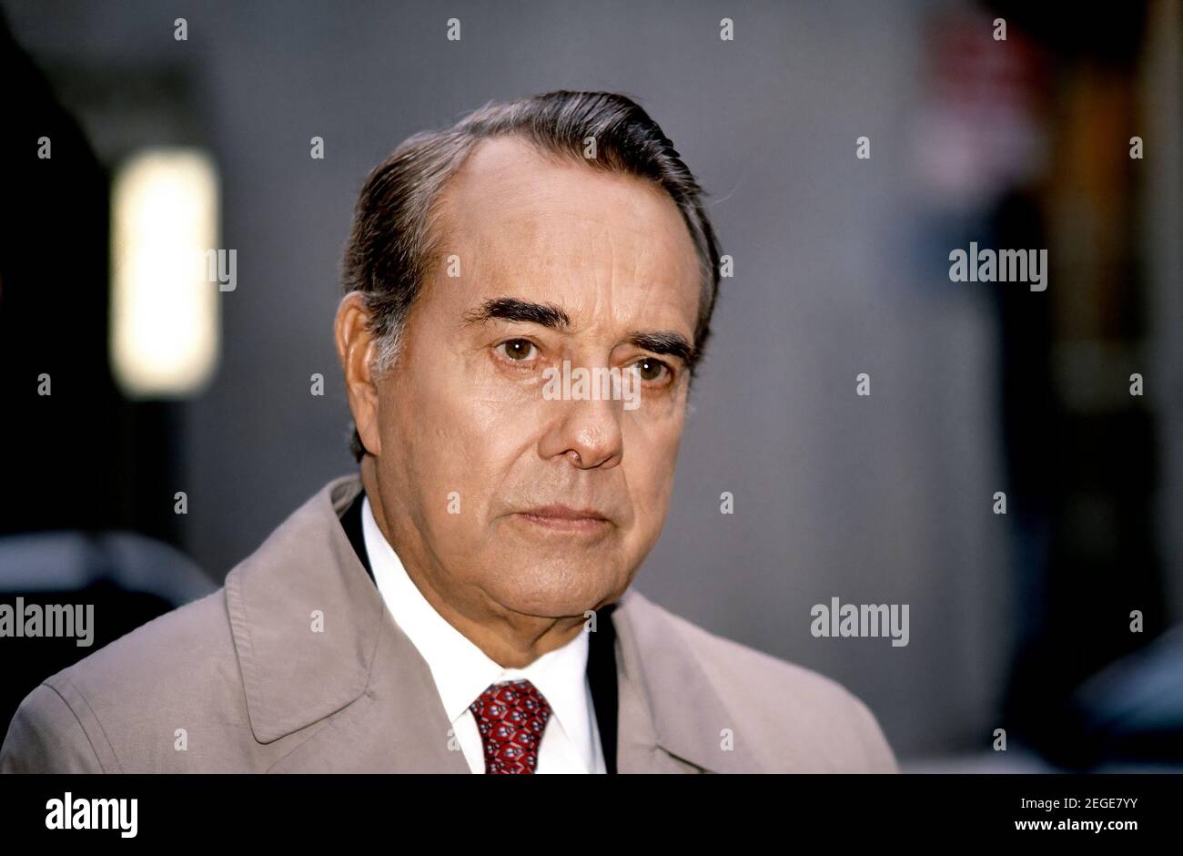 FILEBILDER: WASHINGTON, DC. USA 1993Senator Robert Dole (R-KS) im Gespräch mit Reportern außerhalb der ABC-Studios nach dem Auftritt am Sonntagmorgen Talks "Diese Woche" Credit: Mark Reinstein/MediaPunch Credit: MediaPunch Inc/Alamy Live News Stockfoto