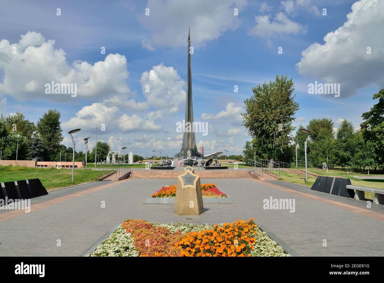 Moskau, Russland - 25. august 2020: Blick auf die Gasse der Kosmonauten und das Denkmal für die Eroberer des Raums im Museum für Kosmonauten. Moskau, R Stockfoto
