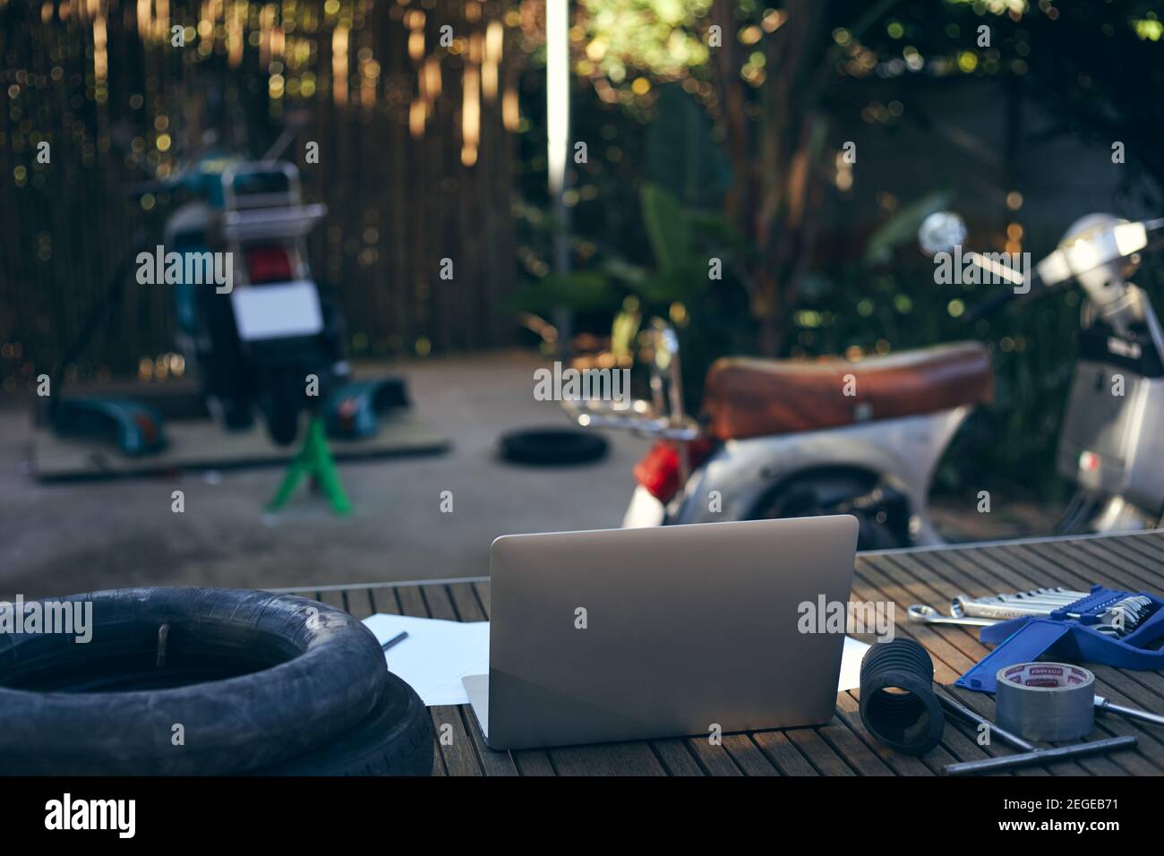 Ansicht der Mechanik Laptop und Werkzeuge mit Papierkram mit Werkstatt Im Hintergrund Stockfoto