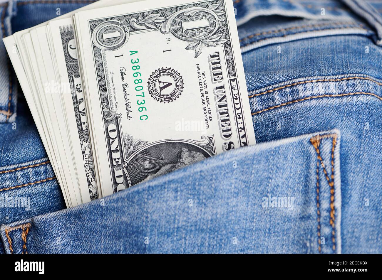 Nahaufnahme von Dollar-Banknoten in einer Jeans-Tasche Stockfoto