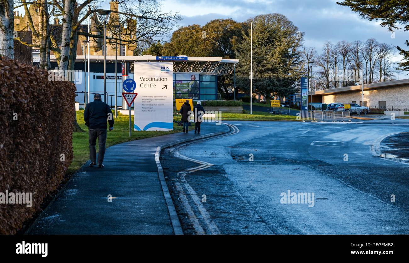 Menschen zu Fuß zum Impfzentrum, Royal Highland Showground, Ingliston, Edinburgh, Schottland, VEREINIGTES KÖNIGREICH Stockfoto