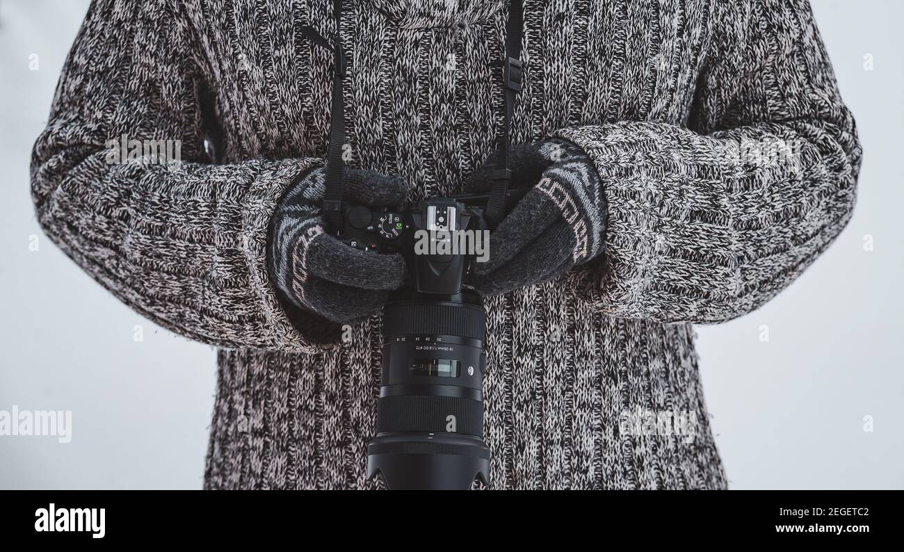 Bereit mit der Kamera, um im Winter Fotos zu machen Tage im Freien Stockfoto
