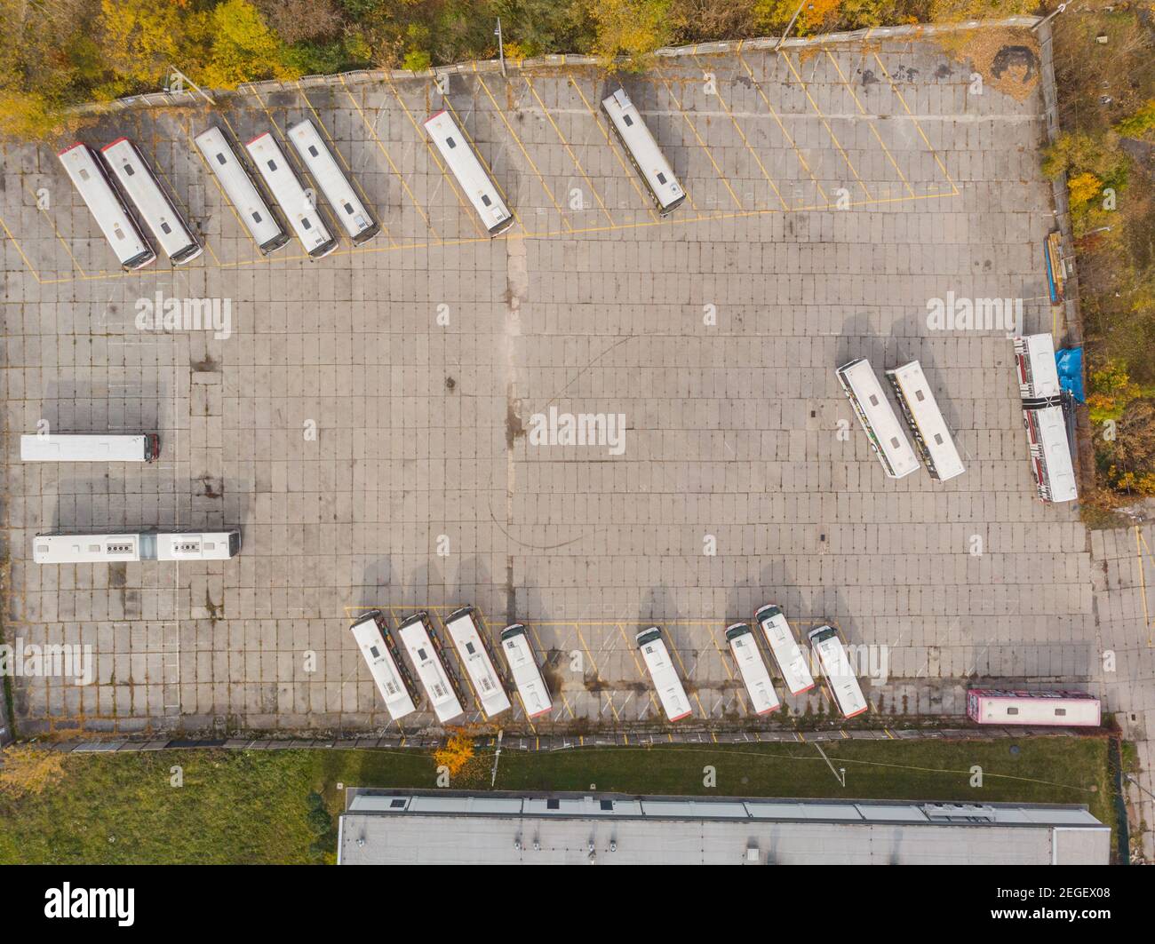 Luftaufnahme oben unten Blick auf Parkplatz für Busse Stockfoto