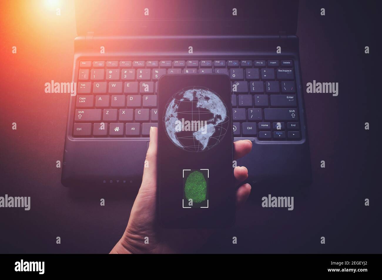 Handgriff Handy mit Hologramm Scannen Fingerabdruck und Globus, biometrische Identität und Genehmigung. Business Technology Safety Internet Network Conce Stockfoto